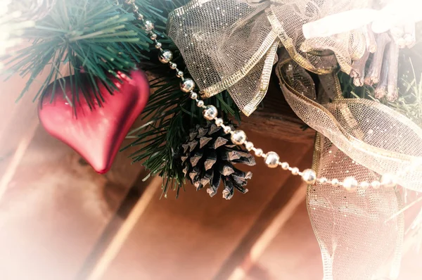 Kerstboom speelgoed close-up, filter is toegepast — Stockfoto
