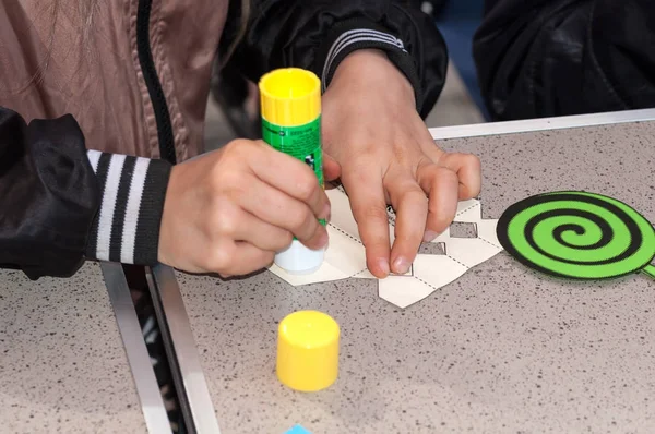 Colle di bambino di carta bianca nella classe di padrone — Foto Stock