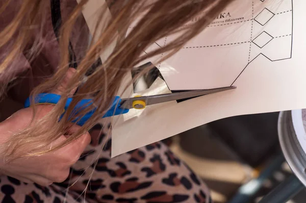 Çocuklar kağıt kesiliyor