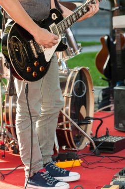 o konser başlamadan önce bir elektro gitar up gitarist ayarlar