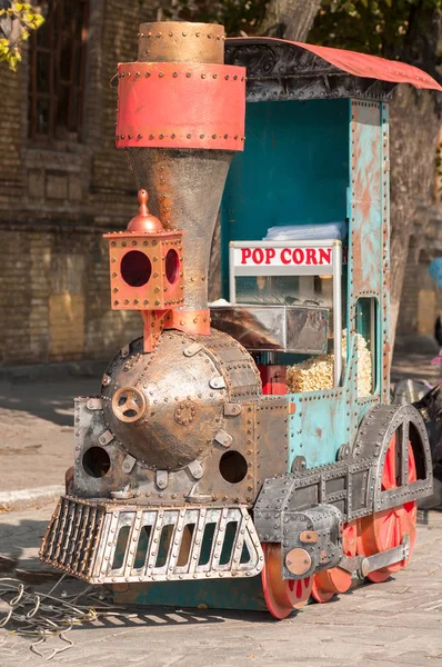 Mock локомотив для продажи поп-корна на ярмарке, яркий s — стоковое фото