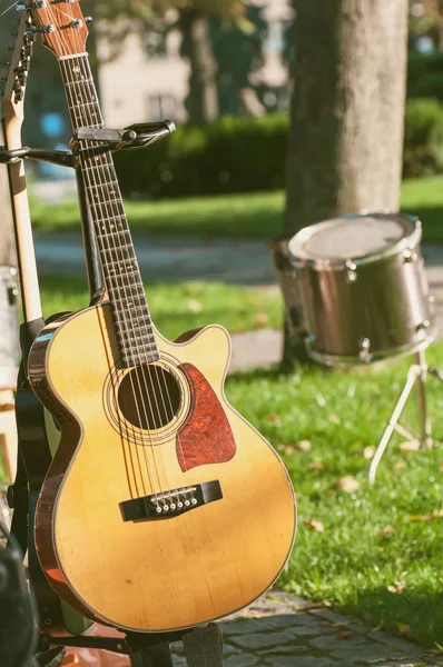 Akustická kytara detailní pozadí buben na ulici před — Stock fotografie