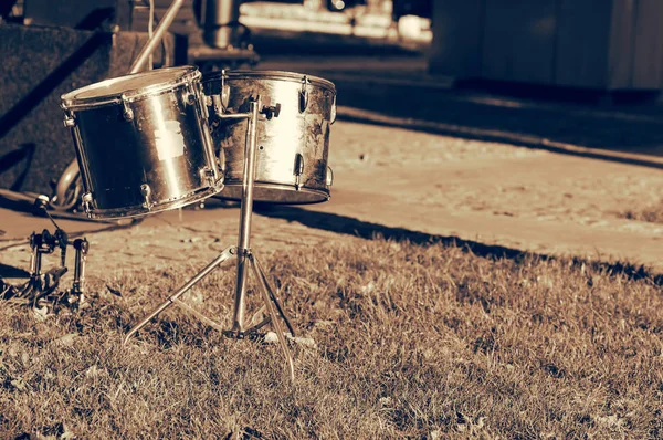 Барабаны на улице перед концертом, фильтр применяется — стоковое фото
