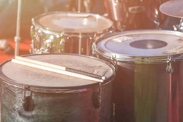 Percussão na rua antes do concerto, close-up, aplicar um fi — Fotografia de Stock