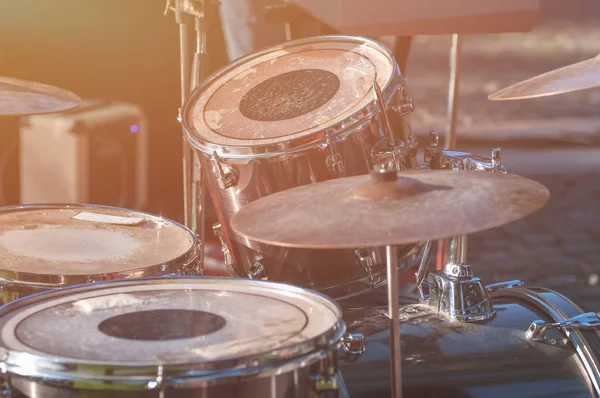 Percusión en la calle antes del concierto, primer plano, aplicar una fi — Foto de Stock