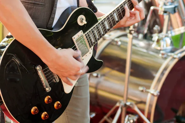Guitarist sets up an electric guitar before the concert begins o — Stock Photo, Image