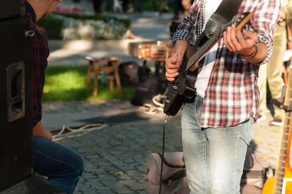 Gitarzysta ustawia się gitara elektryczna, zanim koncert rozpoczyna się o — Zdjęcie stockowe