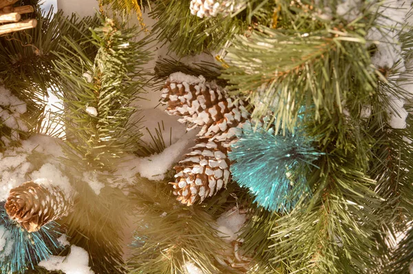 Golpes y adornos en un árbol de Navidad en el invierno en el str — Foto de Stock
