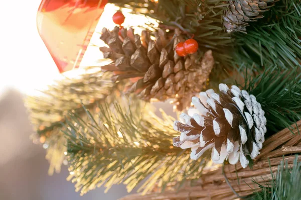 Hobbels en ornamenten op een kerstboom in de winter op de str — Stockfoto