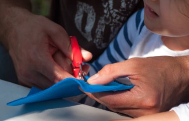 Baba ve kız mavi keçe kalp ana CL kesmek