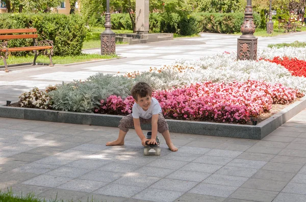 Мальчик катает скейтборд в парке — стоковое фото