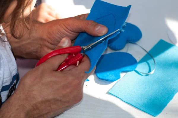 Father and daughter cut out the blue felt heart in the master cl — Stock Photo, Image