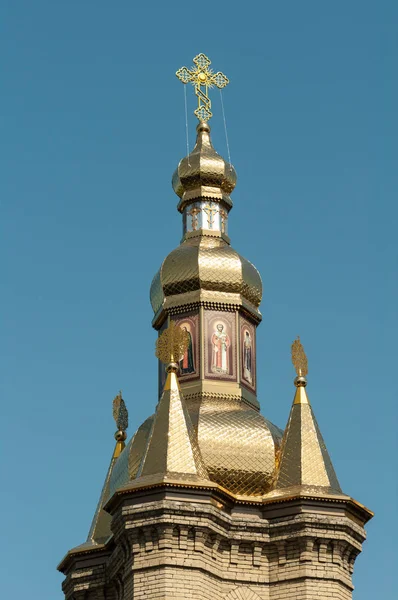 오래 된 교회 근접 촬영에 새로운 황금 돔 — 스톡 사진