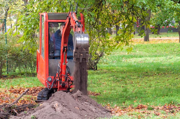 Kleiner Raupenlader gräbt — Stockfoto