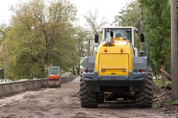 Radlader räumt ab — Stockfoto