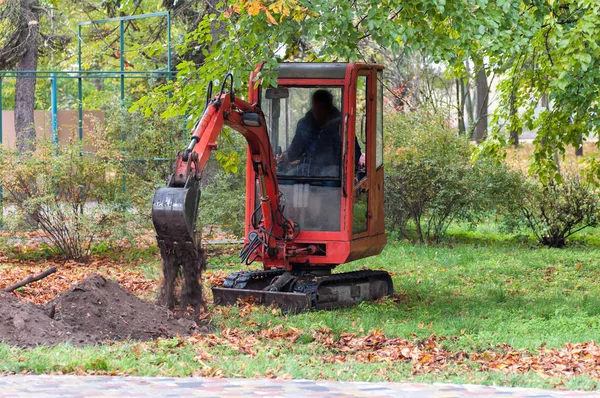 Kleiner Raupenlader gräbt — Stockfoto