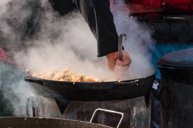Aşçı pilav kıpırdanırken