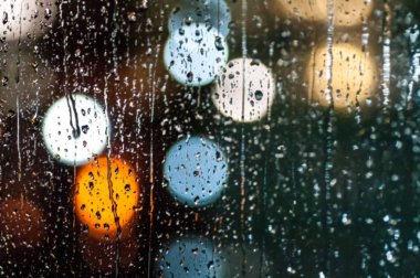 camına yağmur damla gece, renkli bokeh, trafik ışıklı