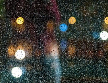 camına yağmur damla gece, renkli bokeh, trafik ışıklı