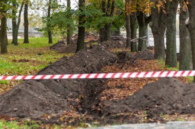 Kırmızı koruyucu bant geçit, yapı yasak Park,