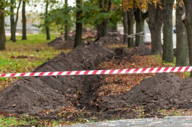 Kırmızı koruyucu bant geçit, yapı yasak Park,
