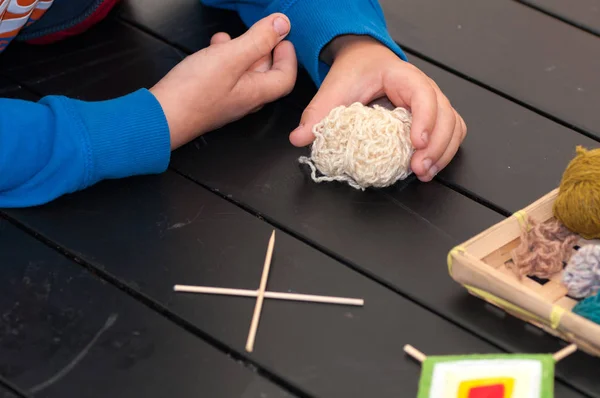 Insegnante insegna ai bambini come tessere un mandala dal thread d — Foto Stock