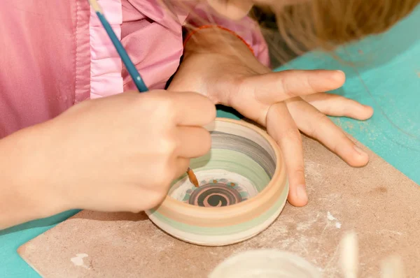 Niños aprenden a pintar cerámica del festival en Ucrania — Foto de Stock