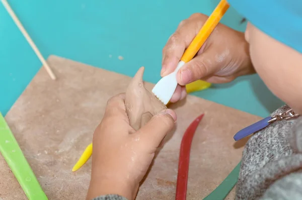I bambini imparano come fare fischi di ceramica da argilla a una festi — Foto Stock