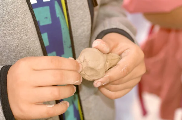 I bambini imparano come fare fischi di ceramica da argilla a una festi — Foto Stock