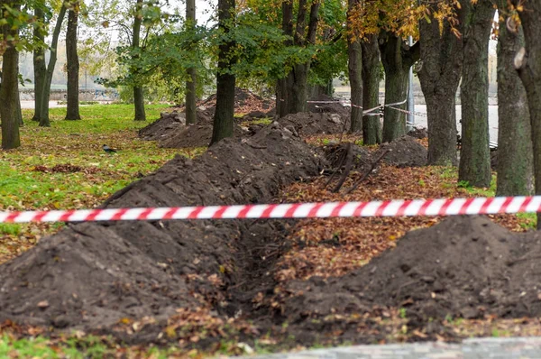 Kırmızı koruyucu bant geçit, yapı yasak Park, — Stok fotoğraf