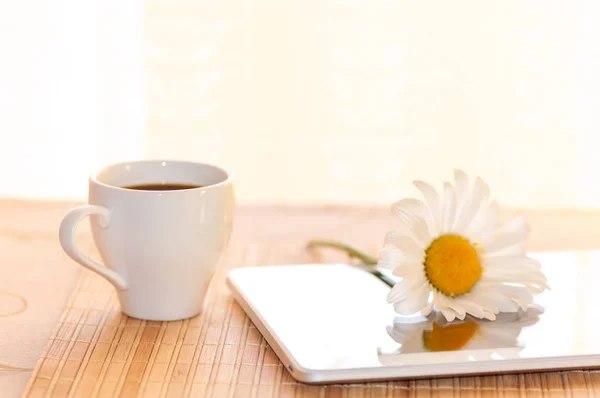 Sabah kahvesi ve papatya tablet, filtre uygulanan — Stok fotoğraf