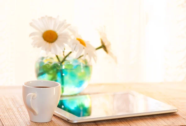 Sabah kahve ve bir tablet kahvaltıda, üzerinde bir vazoda papatya — Stok fotoğraf