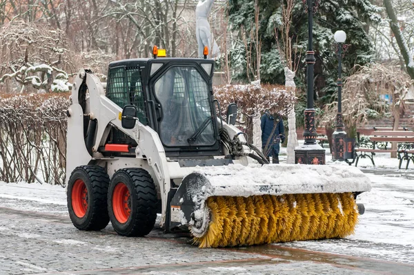 Máquina de eliminación de nieve en el parque en primer plano de invierno — Foto de Stock