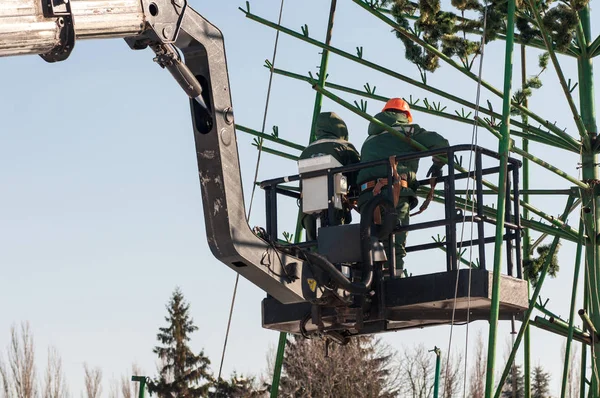 Installatiewerk op een metalen structuur op hoogte — Stockfoto