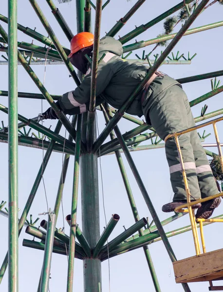 Trabalhos de instalação de uma estrutura metálica em altura — Fotografia de Stock