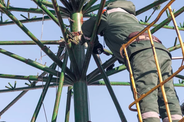 Travaux d'installation sur une structure métallique en hauteur — Photo