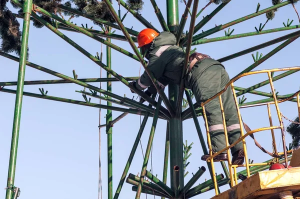 Travaux d'installation sur une structure métallique en hauteur — Photo