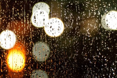 bir damla yağmur cam ve bokeh arka plan