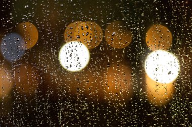 bir damla yağmur cam ve bokeh arka plan