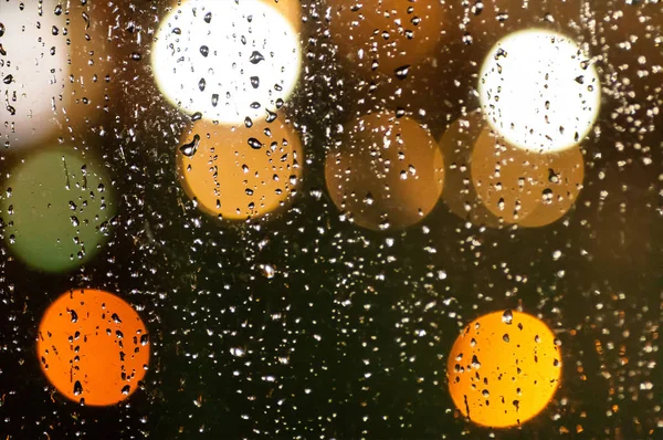 Φόντο μια σταγόνα της βροχής στο γυαλί και bokeh — Φωτογραφία Αρχείου