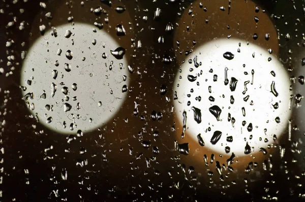 Fundo de uma gota de chuva sobre o vidro e bokeh — Fotografia de Stock