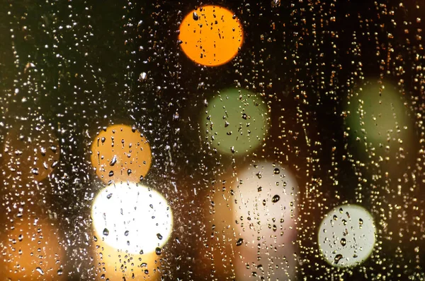 Fond d'une goutte de pluie sur le verre et bokeh — Photo