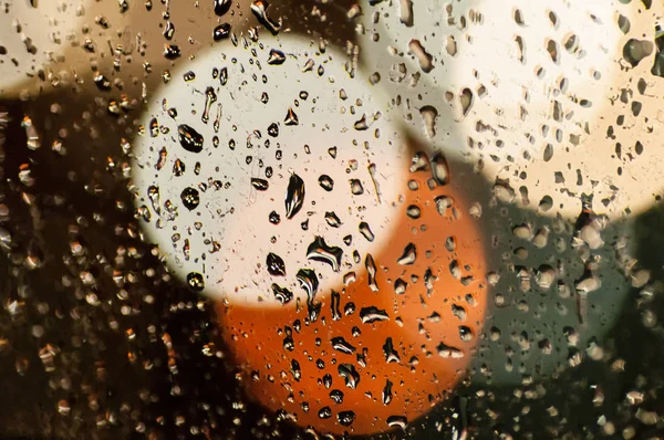 Fond d'une goutte de pluie sur le verre et bokeh — Photo