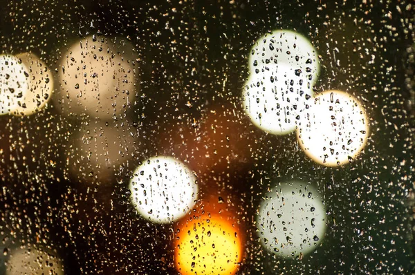 Fond d'une goutte de pluie sur le verre et bokeh — Photo