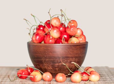 bir kil plaka beyaz kiraz meyveleri yakın çekim