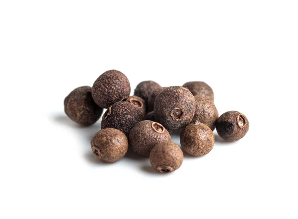 Preto redondo allspice monte closeup isolado — Fotografia de Stock