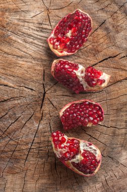 Eski ahşap arka plan görünümünde nar dilimleri