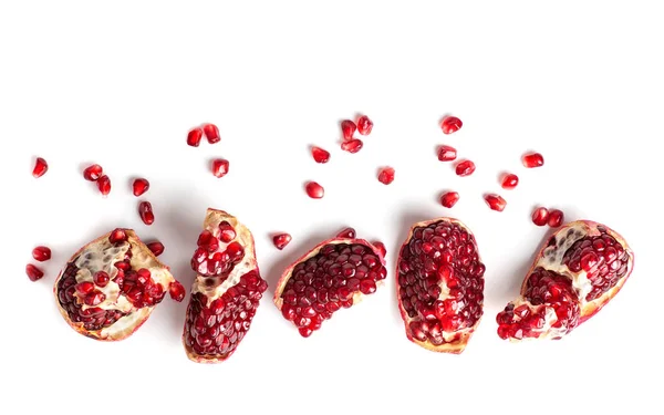 Pomegranate slices and grains, top view, isolated on white backg — Stock Photo, Image