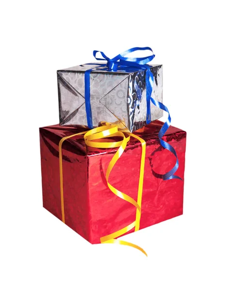 Twee geschenken in rode en zilveren verpakking staan op elkaar — Stockfoto