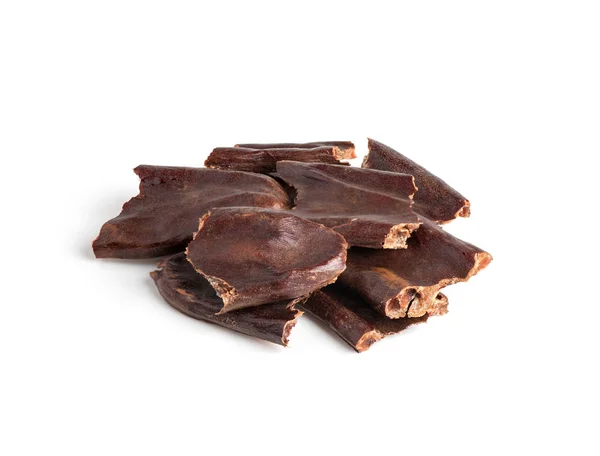 Carob brutna skida isolerad på en vit bakgrund — Stockfoto